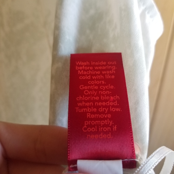 Jennifer Lopez snakeskin pattern sleeveless shirt - Picture 5 of 6